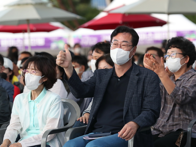 제8회 송산 포도축제 개막식에 참석해 , 화성 송산 포도 최고를 표시하는 , 정명근 화성시장 모습