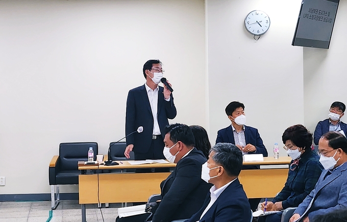 화성 남부권 도시 현안에 대한 시민들의 질의에 답하고 있는 정명근 시장 소통 행보
