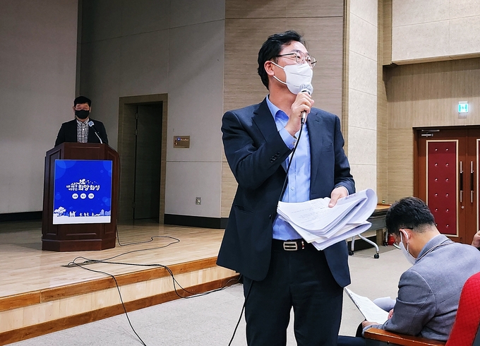 권역별 시정 설명회- 동부권 시민들과 현안 논의 후 질의에 답하고 있는 정명근 화성시장 모습