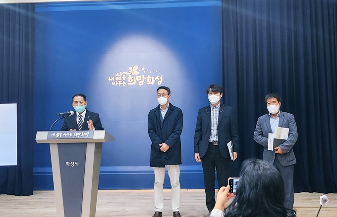 정책 설명후 R&D 지원사업과 화성시 창업투자펀드의 질의에 답하고 있는 모습
