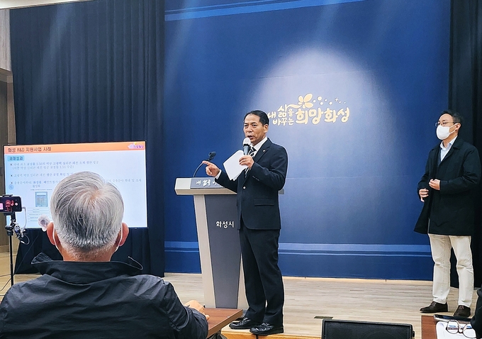 20일 열린 시정 브리핑에서 박태경 일자리 경제국장이 2023년 강소기업육성 성장환경 정책을 발표하는 모습