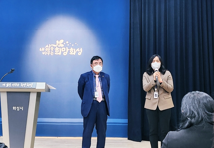 화성시, 민관협력 방문한방진료 ' 우리동네 한방주치의 사업 확대' 설명후 질의에 답변하는 모습