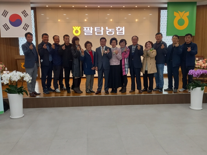 취임 김종섭조합장과 수년간 팔탄면 지역 봉사를 함께 해온 , 팔사모 회원들과 , 가운데 김종섭조합장 내외분 모습