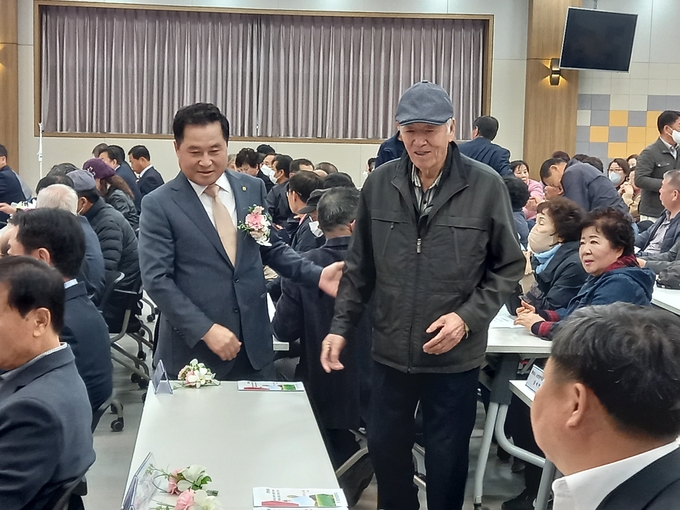 취임식 축하를 위해 오신 어르신을 자리에 안내 하고 있는 김종섭 신임 조합장 ,모습