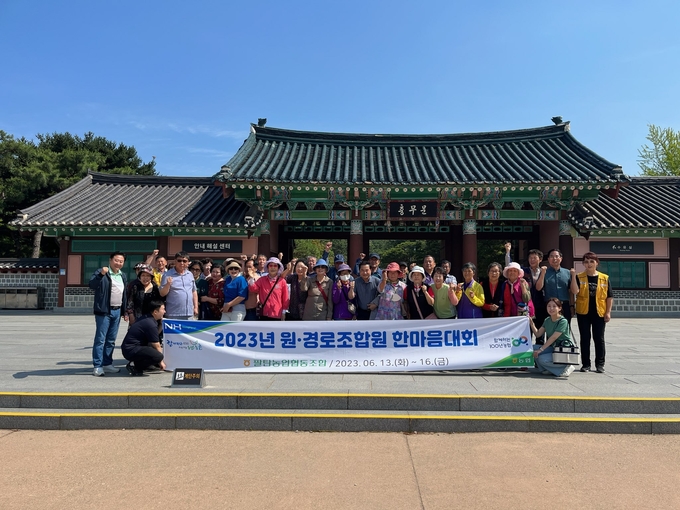 우리나라 최고의 충과 효를 실천해 후세에 길이 전해지고 있는 , 충남 아산 이순신장군 충무문 앞에서 , 이날 함께한 , 팔탄 농협 , 원, 경로조합원 단체 기념사진 , 가운데 김종섭조합장 모습