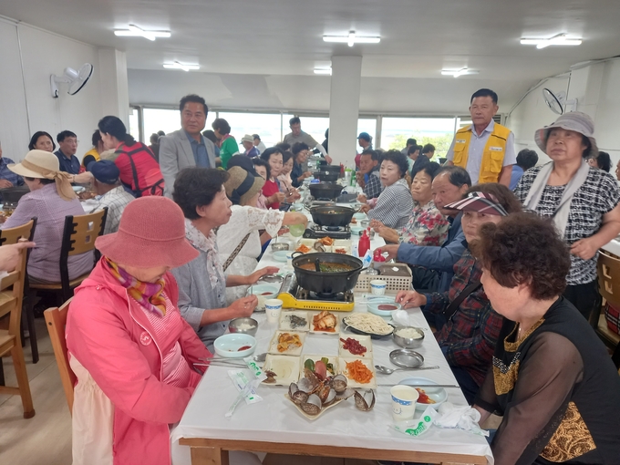 한마음대회를 맞치며 원, 경로조합원들의 저녁 식사 자리에서 끝까지 무사히 함께해 주신 어르신분들의 저녁식사를 챙기시며 인사말을 하고 있는 , 김종섭조합장 모습