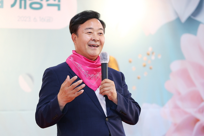 2023 의왕인생대학 수강생, 학습공간 대표, 학습매니저, 강사 등 한자리에 참석한 가운데 , " 앞으로도 시민들이 배움을 통해 지역에서 활동하며 행복한 삶을 살아갈 수 있도록 시민들의 요구에 맞는 다양한 평생학습 기회를 마련하는데 최선을 다하겠다." 다짐하는 김성제의왕시장 모습
