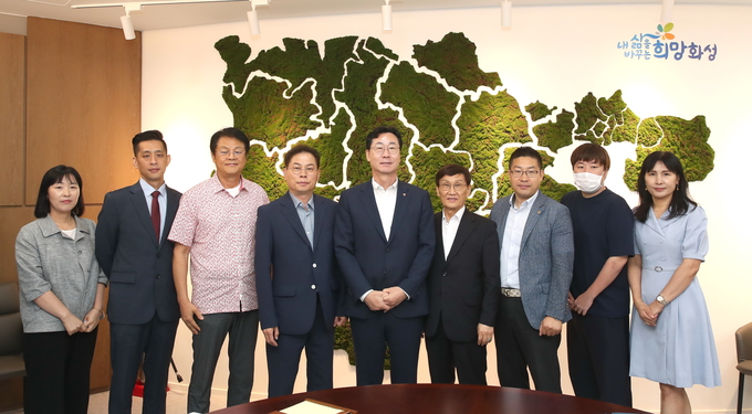 취임1주년 맞은 정명근화성시장 인터뷰 후 화성시를 사랑하는 언론연합회 회원들과 기념사진 , 가운데 정명근화성시장 모습
