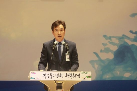 지난 21일 화성시민의날 행사에서 수원군공항 이전 반 입장을 확고하게 밝히고 있는 서철모 시장