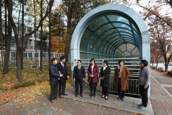 (사진) 안양시의회,도시건설위원회,는 농수산물도매시장 인근 지하보도를 점검 하고 있다.