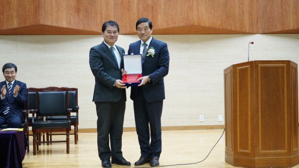 최우규 안양시의회 의원, 안양공업고등학교장으로부터 감사패 받아