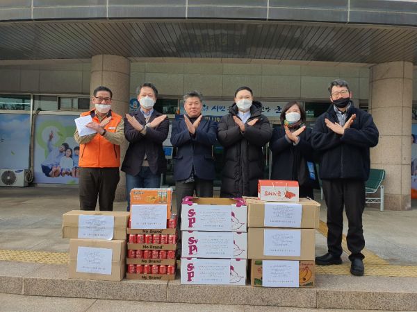군포시 보건소를 찾은 군포소상공인소셜클럽 회원들이 십시일반 모은 응원 물품을 코로나19 발생 예방을 위한 방역 활동에 노력하는 공무원들에게 전달했다.