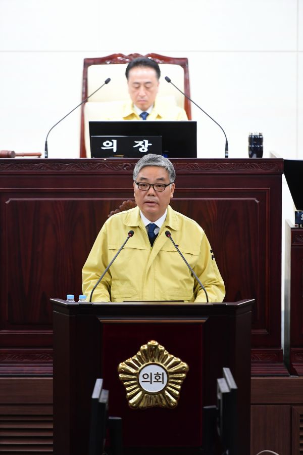 화성시의회 제191회 임시회에서 추경예산안을 제안설명하고 있는 모습