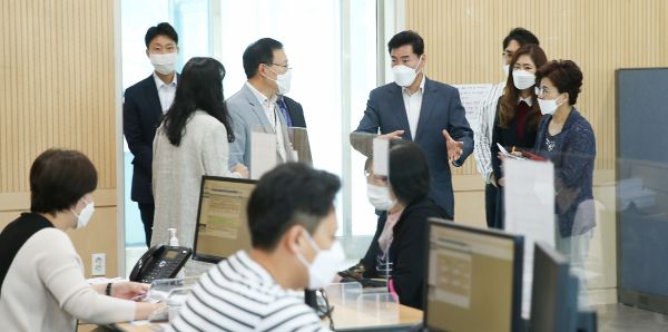 김상돈 의왕시장, 긴급재난지원금 방문접수 현장을 방문해 관계자들을 격려 하고 있다.