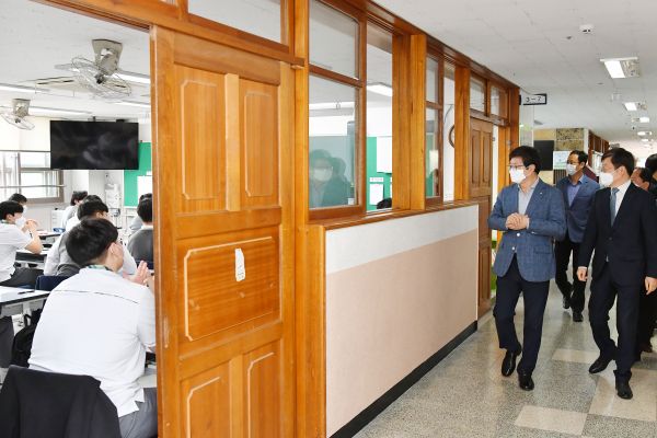 염태영 시장, “철저한 방역으로 학교 감염 위험 차단하겠다” 고 다짐 했으며 , 코로나19로 그동안 등교 하지 못한 , 이날 등교한 고3 학생들의 교실을 방문 했다.