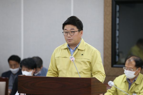 수원시의회 이희승 의원, ‘시의회 기본 조례 일부개정조례안’ 대표발의 후 모두 발언을 하고 있다.
