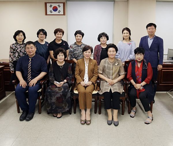 안양시의회 보사환경위원회, 여성단체협의회 임원진 접견 후 기념 사진