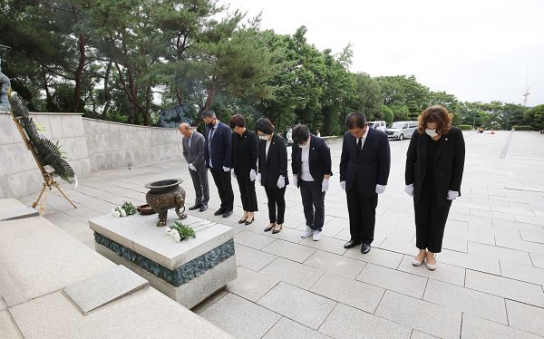 안양시의회 제8대 후반기 의장단 현충탑 참배