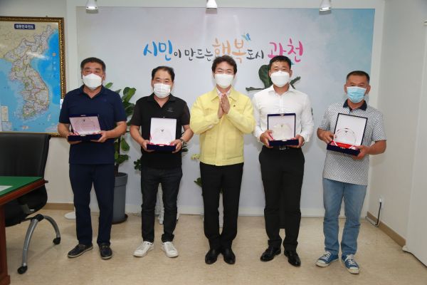 과천시, 양재천에 빠진 노인 구조한 양재천 자전거도로 관리인에 감사패 수여식 후 기념 사진 . 가운데 김종천과천시장 모습