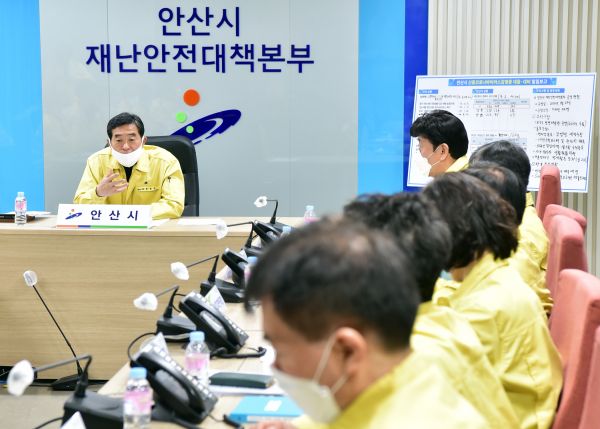 코로나19 지역사회 확산 방지 위해 행정력 집중 하라 , 지시 하고 있는 윤화섭안산시장 모습