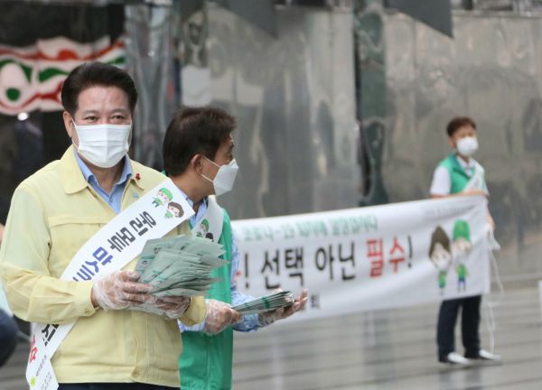 최대호 안양시장, 코로나19 재확산 방지 캠페인에 나서 시민들에게 거리 홍보를 하고 있는 모습