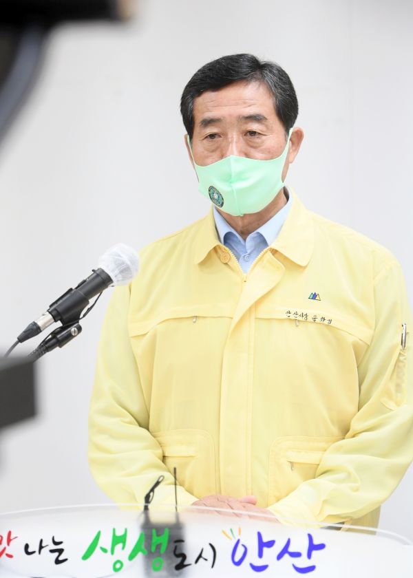 안산시, 사회적 거리두기 2단계 격상 후속조치 철저히 할것을 지시 하고 있는 , 윤화섭안산시장 모습