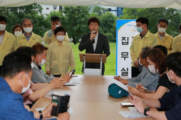 김종천 과천시장 정부과천청사 유휴지내 천막 집무실에서 기자회견을 하고 있는 모습.