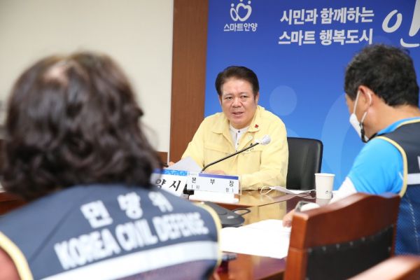 나 하나쯤이야 생각에 모두 무너질 수 있다. ' 고 강조 하고 나섰다. 가운데 최대호안양시장 모습