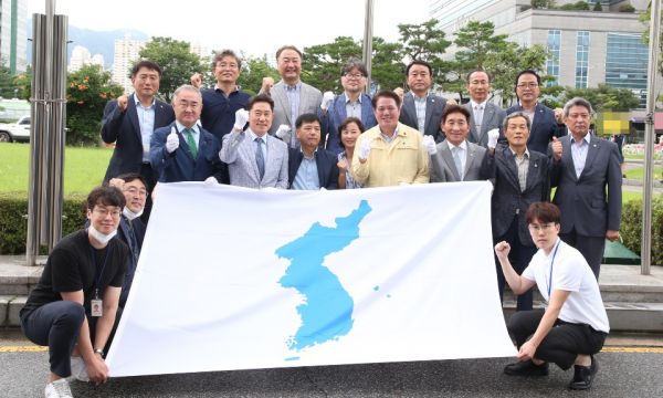 안양시는 제75주년 광복절을 맞아 경색된 남북관계를 풀고 한반도의 평화와 번영을 염원하자는 의미에서 한반도기를 게양하기로 했다.. 가운데 최대호안양시장