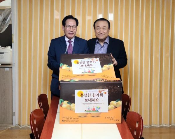 안양시청소년재단 기길운 대표이사, 안양시 청소년쉼터 2개소 방문해 추석 선물 전달 모습