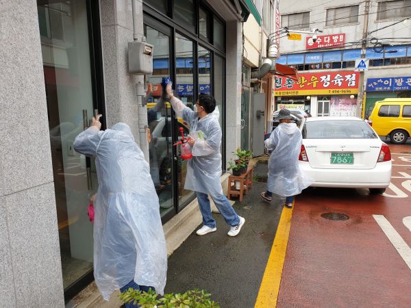 시흥시 군자동주민자치위원회, 다중이용시설 방역에 힘쓰고 있다.