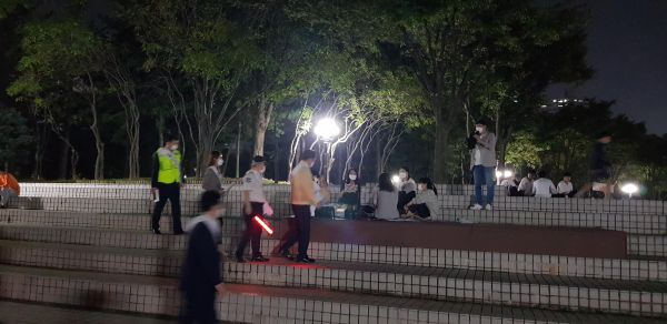 최대호 안양시장 공원을 찾아 시민들에게 사회적 거리두기 동참해 주기를 홍보 하고 있다.