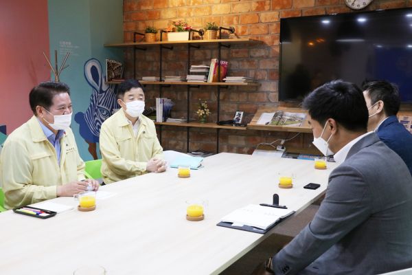 마스크 전문 기업 ‘아이케이 힐메이드’, 안양시 취약계층에 힐메이드 KF94마스크 1만장 기부 , (사진 , 좌측 최대호안양시장 , 옆 강득구국회의원 모습