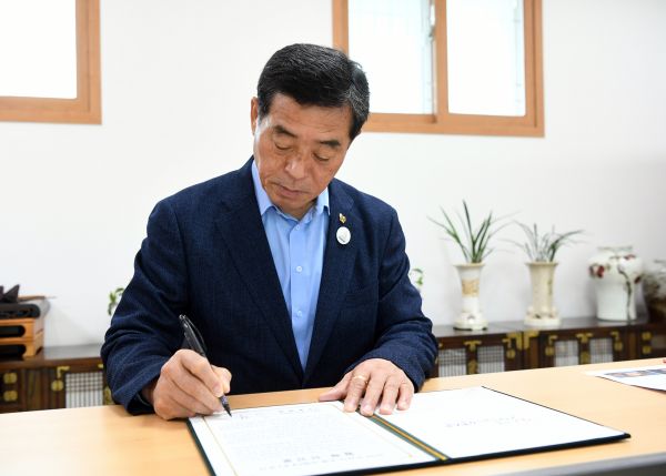 안산시, 우호 협력도시 중국 러산시에 협력 선언문에 서명하는 , 윤화섭안산시장 모습