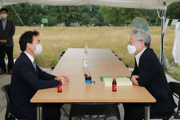이재명 경기도지사, 김종천 과천시장 천막 집무실 찾아…“‘정부과천청사 일대 주택공급 계획’에 대한 가능한 대안 함께 찾아보자”