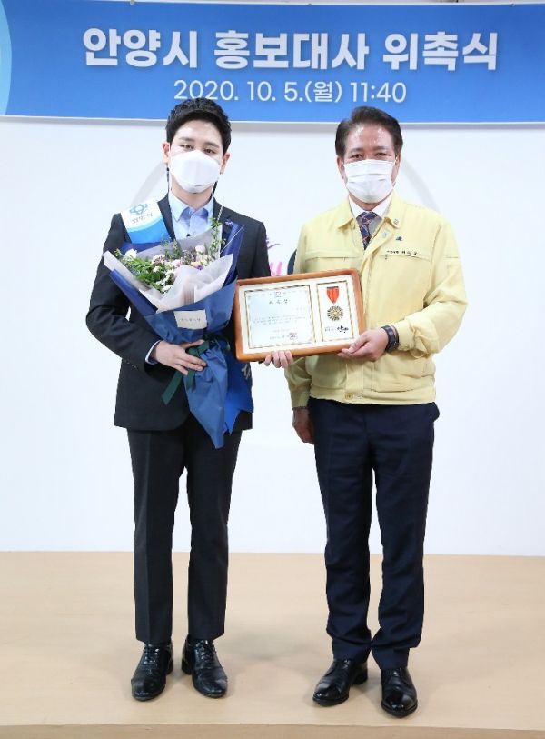 .보이스트롯 우승 박세욱. 안양시 홍보대사 위촉 후 최대호안양시장으로부터 꽃다발을 받고, 앞으로 안양시 홍보에 적극 나설 것이라고 다짐 했다.