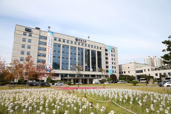 가을의 정취를 선보이고 있는 , 안양시청 앞 전경 사진