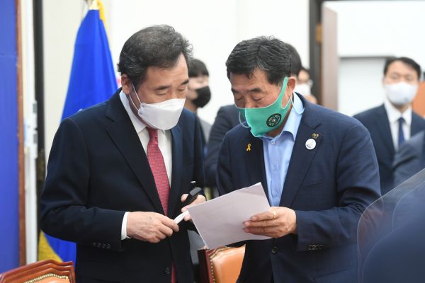 안산시, ' 시민안전 위해 . 무도실무관급 채용, 향우 계획에 대해 안산시을 찾은 , 이낙연당대표에게 설명하고 있는 윤화섭안산시장 모습