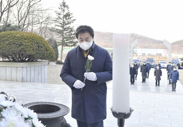 임병택 시흥시장, 현충탑 참배로 2021년 시작 모습