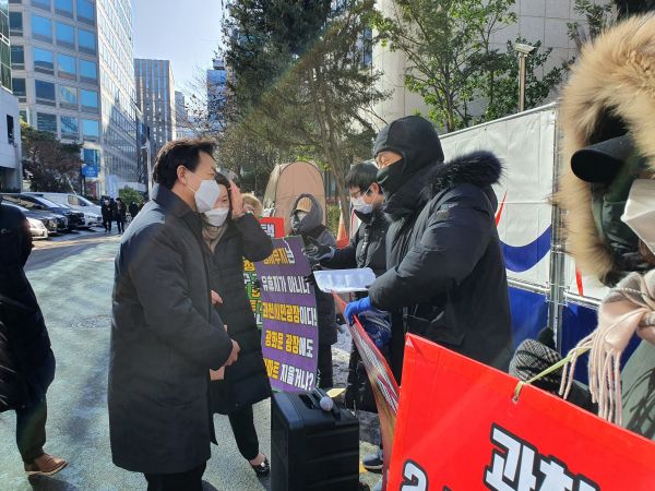 김종천 과천시장, 여의도 더불어민주당사 앞 ‘정부과천청사 일대 주택공급계획’ 반대 집회 시민 격려 방문