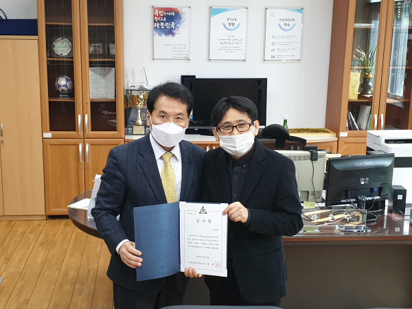 안양시의회 음경택의원 안양남초 체육관 준공식서 감사패 수여 받아
