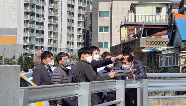 안양시의회 도시건설위원회 최우규 · 음경택 의원,수암천 산책로 연결공사 실시설계용역 중간보고회 참석