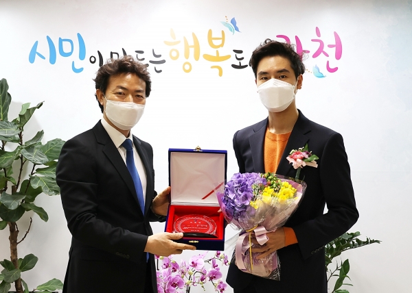과천시민 임지웅, 1일 명예청년시장 활동을 축하 하며 꽃다발을 전달하고 있는 김종천과천시장 모습
