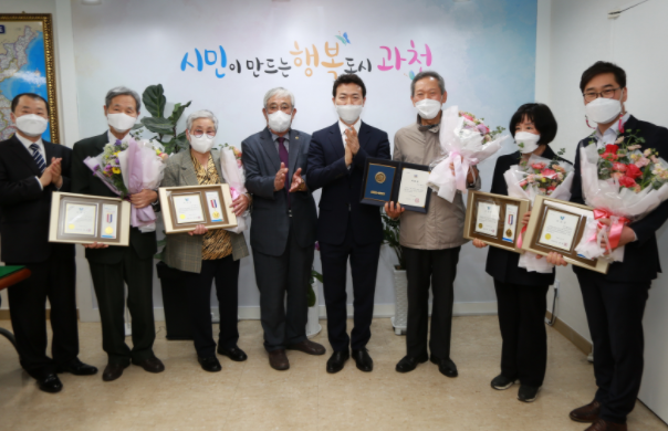 과천시, 어버이날 맞아 노인복지기여자 5명에게 표창 수여