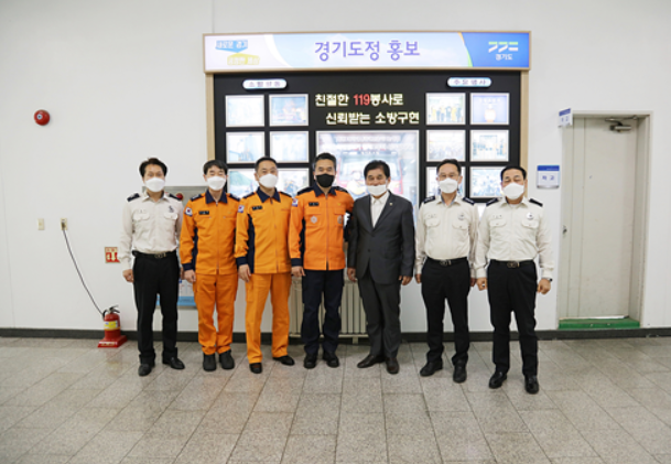 안양시의회 관내 유관기관 방문, 가운데 최우규의장 모습