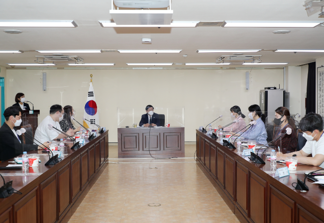 한대희 시장(가운데)이 사회복지사들과 소통간담회를 갖고 있다.