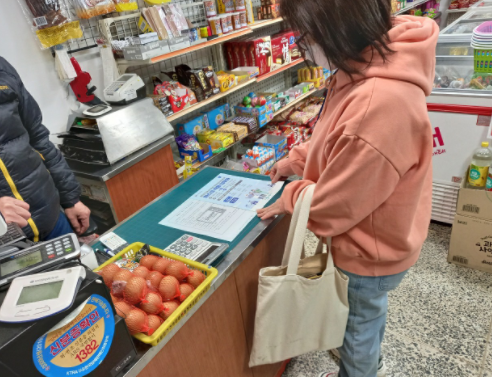 지난 2월 개학을 앞두고 관내 한 마트에서 어린이 기호식품에 대한 점검을 하고 있다.