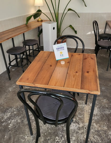 접종 완료자가 포함된 테이블임을 알리는 표지판이 설치돼있다.