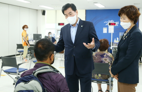 김상돈 의왕시장, '코로나 상생 국민지원금 발급창구' 현장 방문 모습