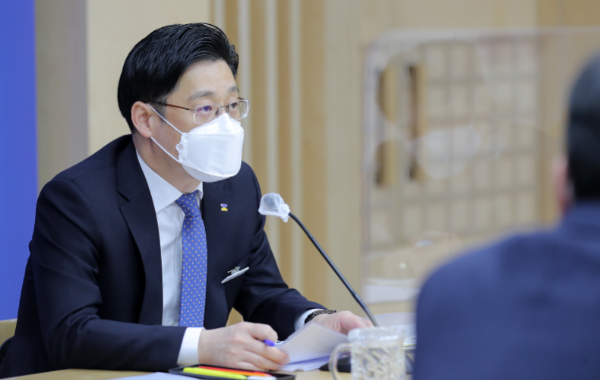 오병권 경기도지사 권한대행 주재 긴급 주간정책조정회의를 주재 하고 있는 모습